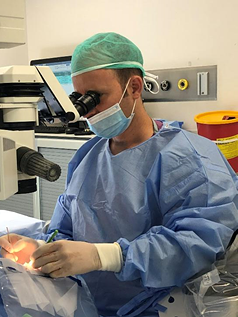 פרופ' אלעד מויסייב בעת ניתוח עיניים
