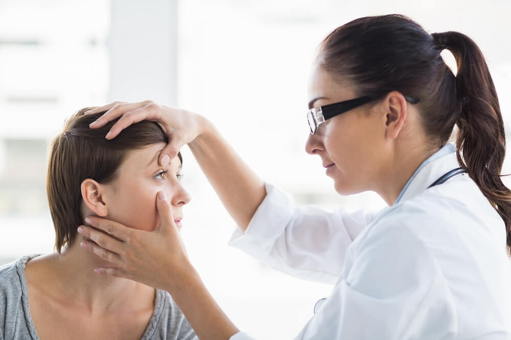 רופאת עיניים בודקת לקוחה עם חשש לאובאיטיס בעיניים