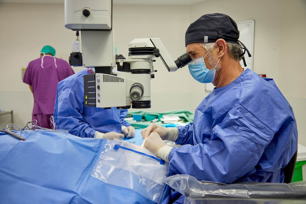 פרופסור אסיה במהלך השתלת עדשה - ניתוח קטרקט